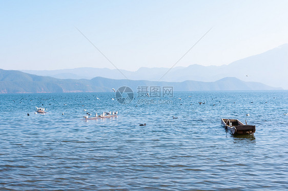 云南泸沽湖湖水蓝色图片