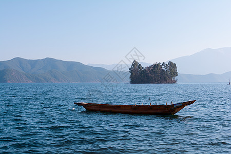 云南泸沽湖湖水蓝色背景图片