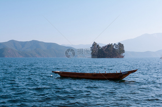 云南泸沽湖湖水蓝色图片