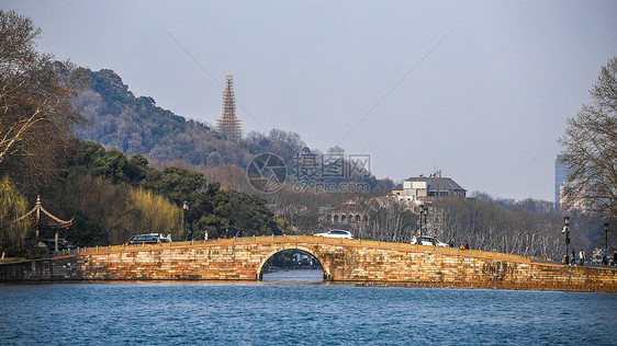 杭州西湖远眺西泠桥保俶塔图片