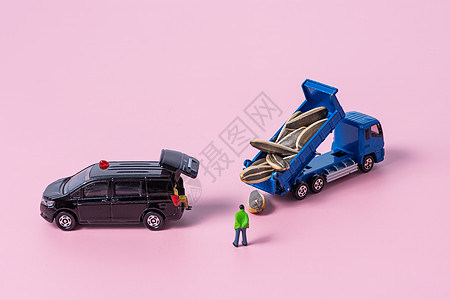 物资运输小人和模型车背景