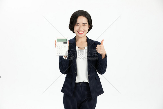 商务女性拿计算器金融理财图片