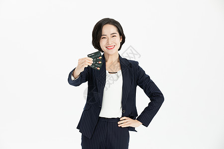 银行客户经理手持信用卡展示图片