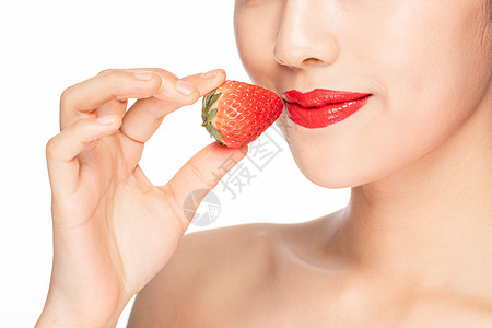 时尚美女吃草莓局部特写图片