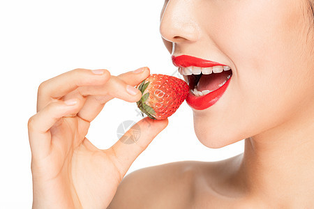 时尚美女吃草莓局部特写背景图片