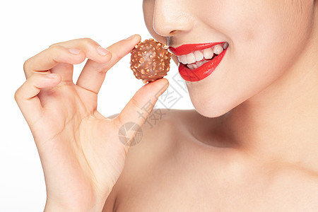 女性吃巧克力嘴部特写背景图片