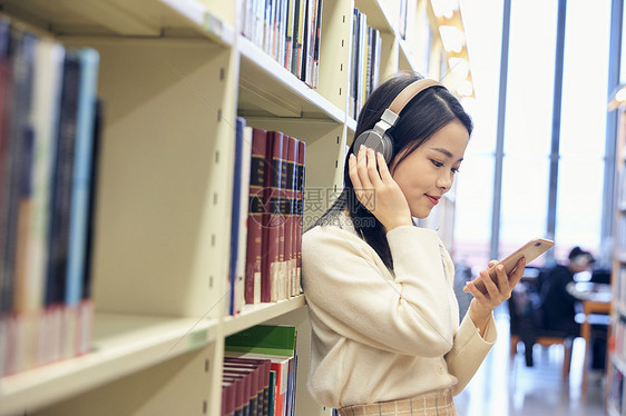 女学生在图书馆听音乐图片
