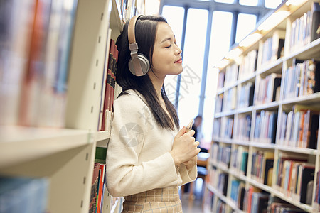 女学生在图书馆听音乐图片