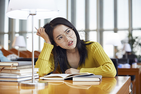 女学生学习压力大图片