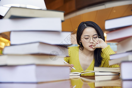 女学生学习压力大图片