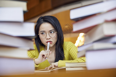 女学生学习压力大图片