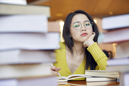 女学生学习压力大图片