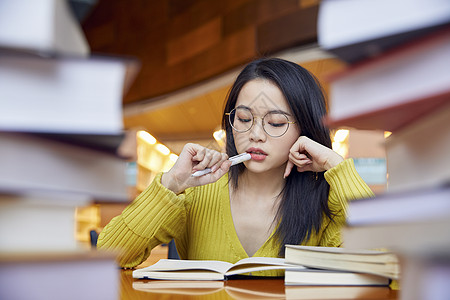 女性护肤女学生学习压力大背景