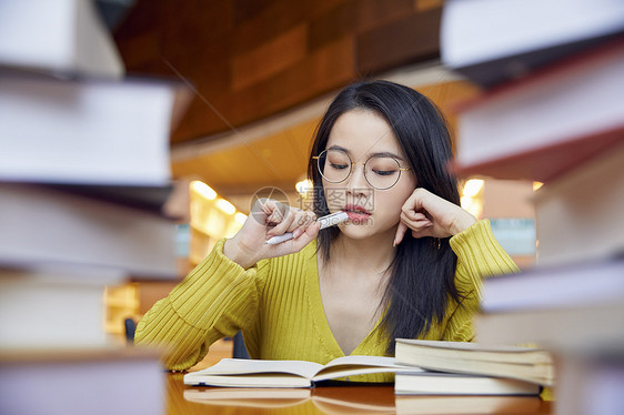 女学生学习压力大图片