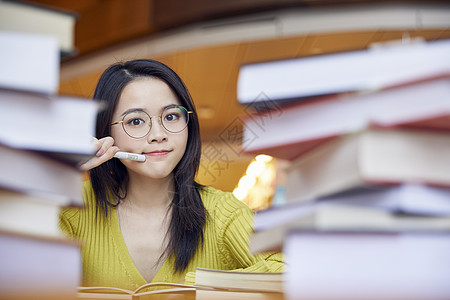 女学生学习压力大图片