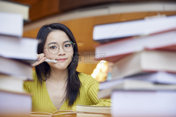 女学生学习压力大图片