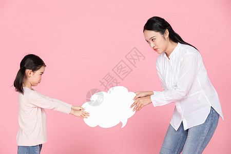 母女争夺云朵白板背景图片