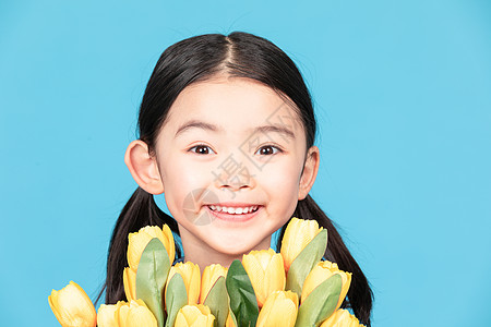 小女孩手捧郁金香花朵特写图片