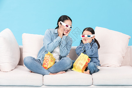 吃爆米花看电影母女居家看3D电影吃爆米花背景