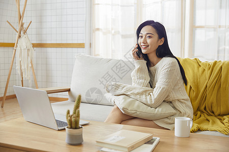 年轻女士在家打电话图片