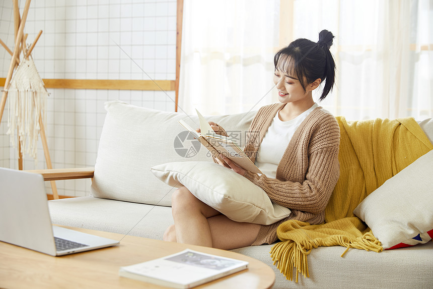 年轻美女在家看书高清图片下载 正版图片 摄图网
