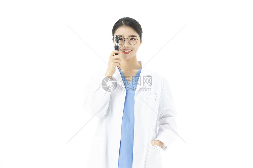 女性医生拿着耳道观察器图片
