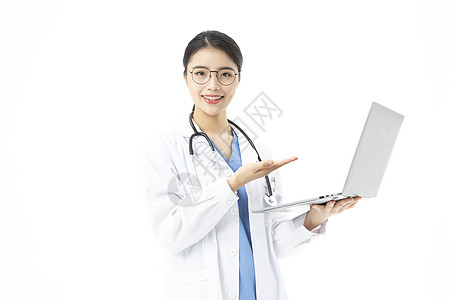 女性医生拿着笔记本电脑图片