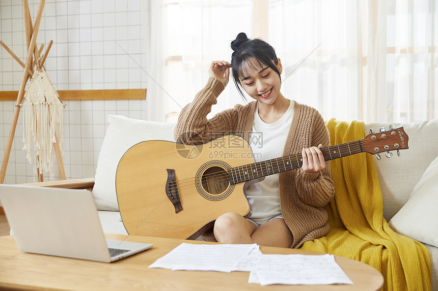 年轻女士在家谱曲图片