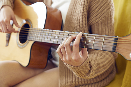文艺美女在家弹吉他图片