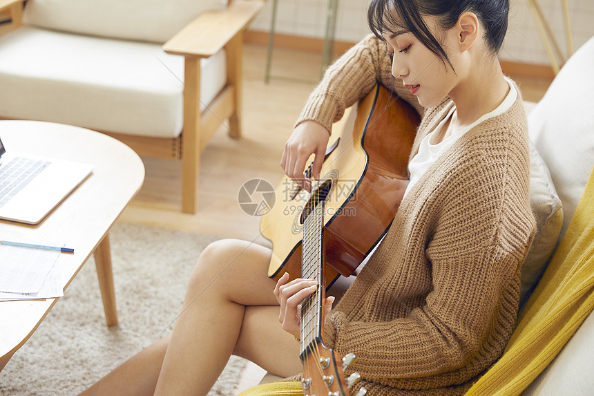 文艺美女在家弹吉他图片