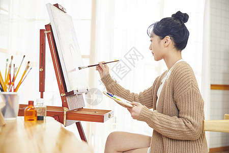 文艺美女在家画油画图片