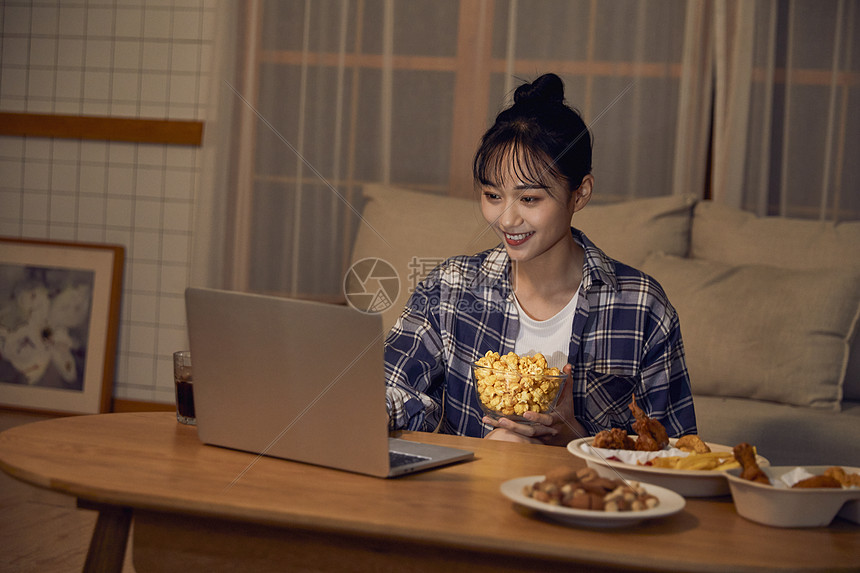 年轻居家女性在家吃外卖看剧