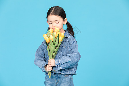 小女孩手捧郁金香花朵图片