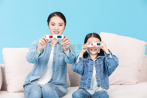 母女戴3D眼镜看电影图片