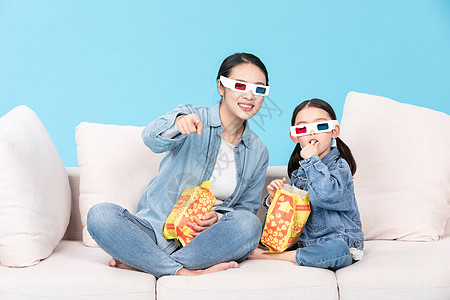 母女宅家看3D电影吃爆米花图片