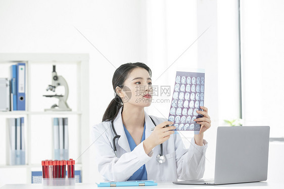 女性医生给病人记看x光片图片
