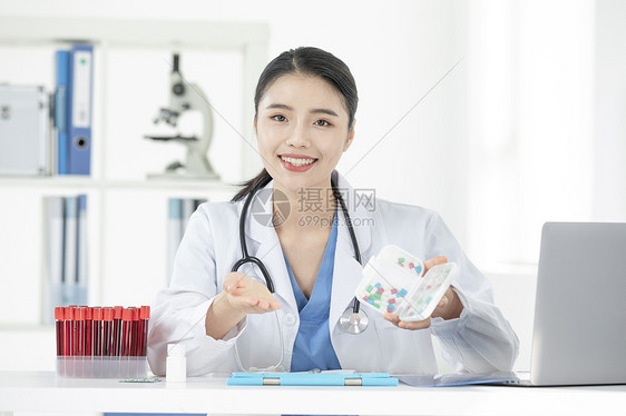 女性医生拿着药品图片
