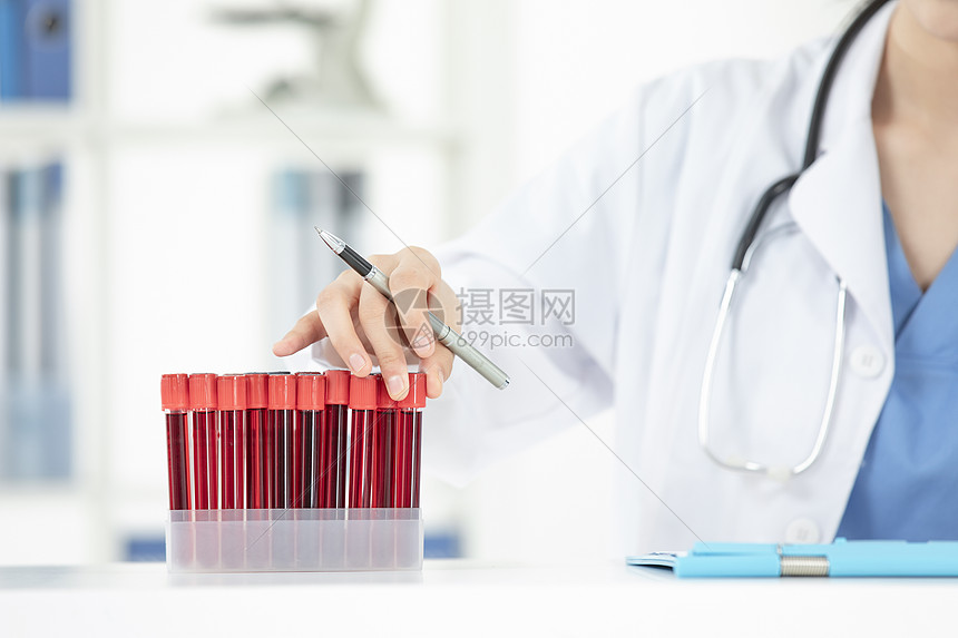 女性医生办公室工作观察试剂血液记录图片