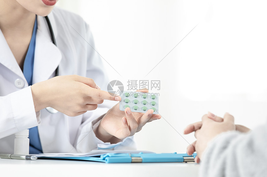 医生拿着药品图片
