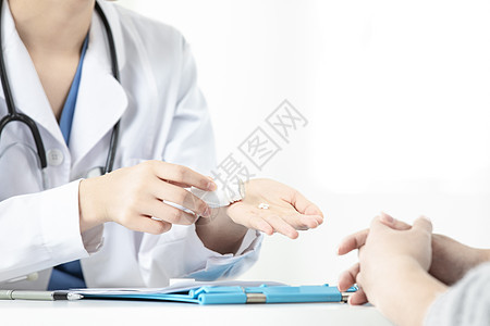 女性医生拿着药品图片