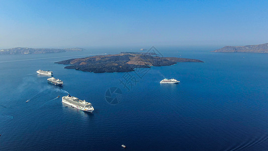 轮船驾驶舱航拍希腊爱琴海上的游轮背景