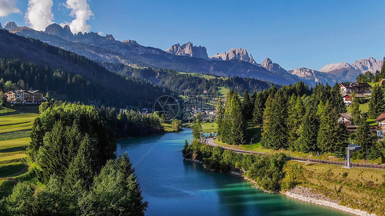 航拍意大利阿尔卑斯山区高山湖泊自然风光图片
