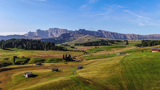 航拍意大利多洛米蒂山区苏西高原天然牧场图片