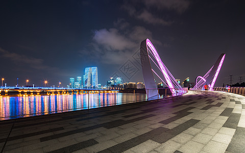 苏州东方之门的夜景夜景灯光图片