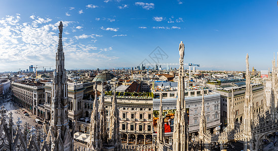意大利米兰米兰大教堂塔顶俯瞰米兰城市天际线背景