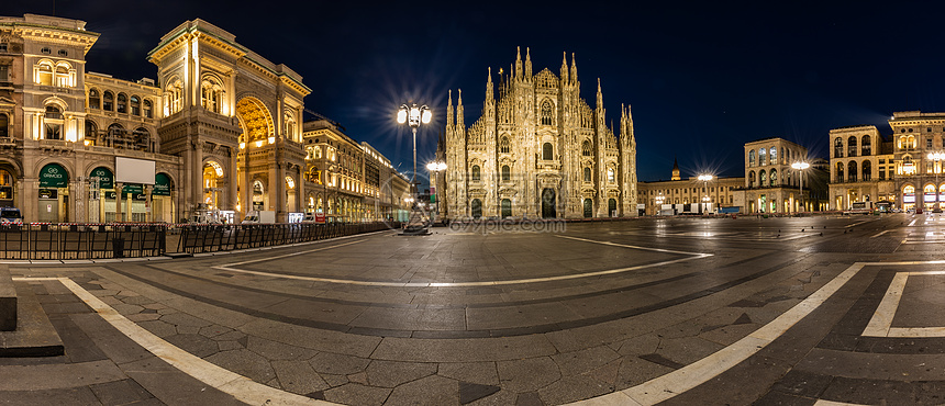 意大利米兰大教堂广场夜景全景图图片