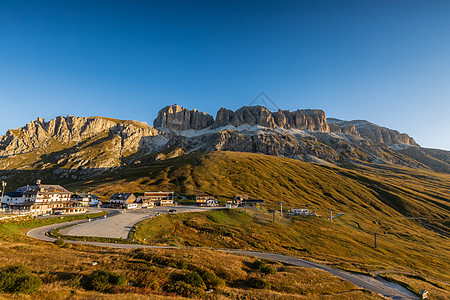 草原日出阿尔卑斯山区加尔代纳山口日出风光背景