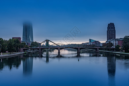 法兰克福美因河畔城市夜景高清图片