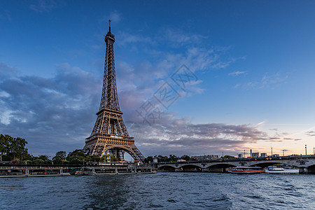 日落下的巴黎埃菲尔铁塔图片