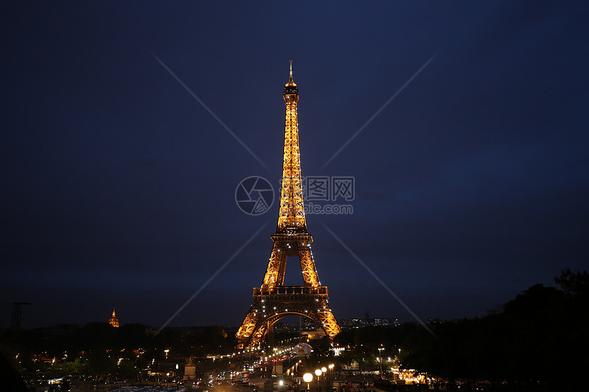 法国巴黎埃菲尔铁塔建筑夜景风光图片